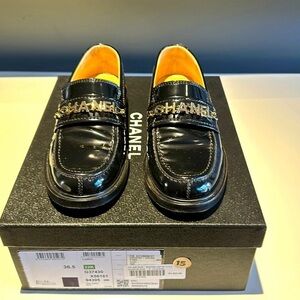 CHANEL Glossy Black Dress Shoes